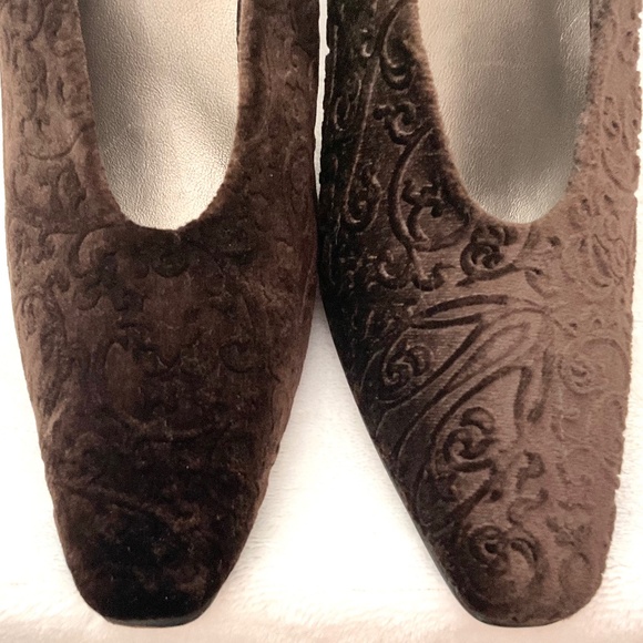 BROWN MARGARET J VINTAGE FLORAL VELVET BLOCK HEEL PUMPS SZIE 8 - Picture 5 of 14